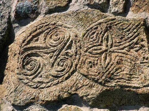 Triskel z Newgrange. Keltský symbol. Skalní rytina triskelu z Irska. PAGANIA.CZ - pohanský obchod